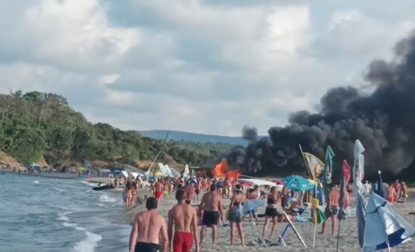 Изгоря бар на централния плаж в Китен